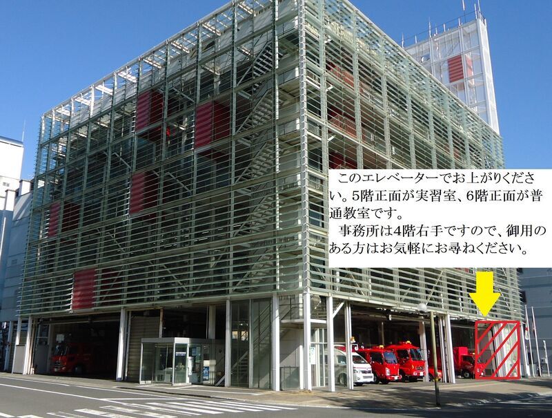 写真：入口のご案内（エレベーターの位置）