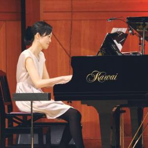 写真:宮﨑 いずみ 氏(ボーカル・ピアノ)